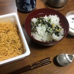 危険な食べ物を含む昼の食卓