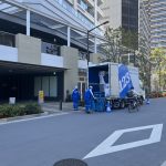 西側道路の引っ越し車両